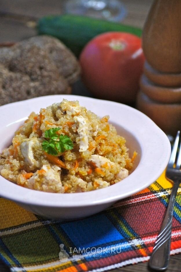 Приготовление: Обжарьте куриную грудку на сковороде, добавьте нарезанные овощи и киноа. Приправьте соевым соусом и специями, готовьте до готовности.