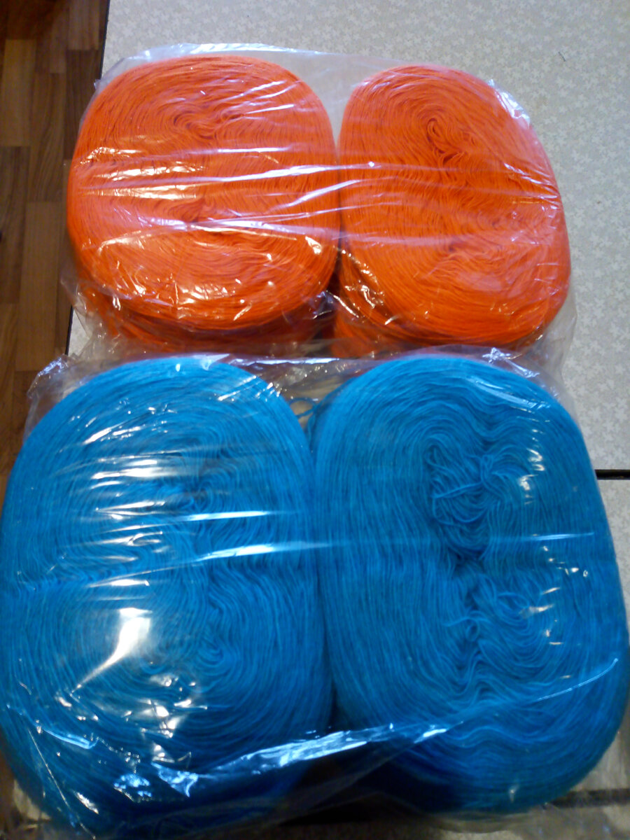 фото немного искажает цвет, пряжа не голубая, а  бирюзовая