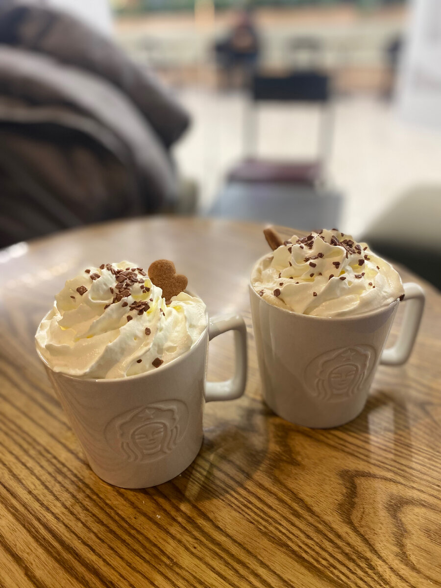 Имбирно-пряничный с хрустящим человечком, который тонул в воздушных сливках. 