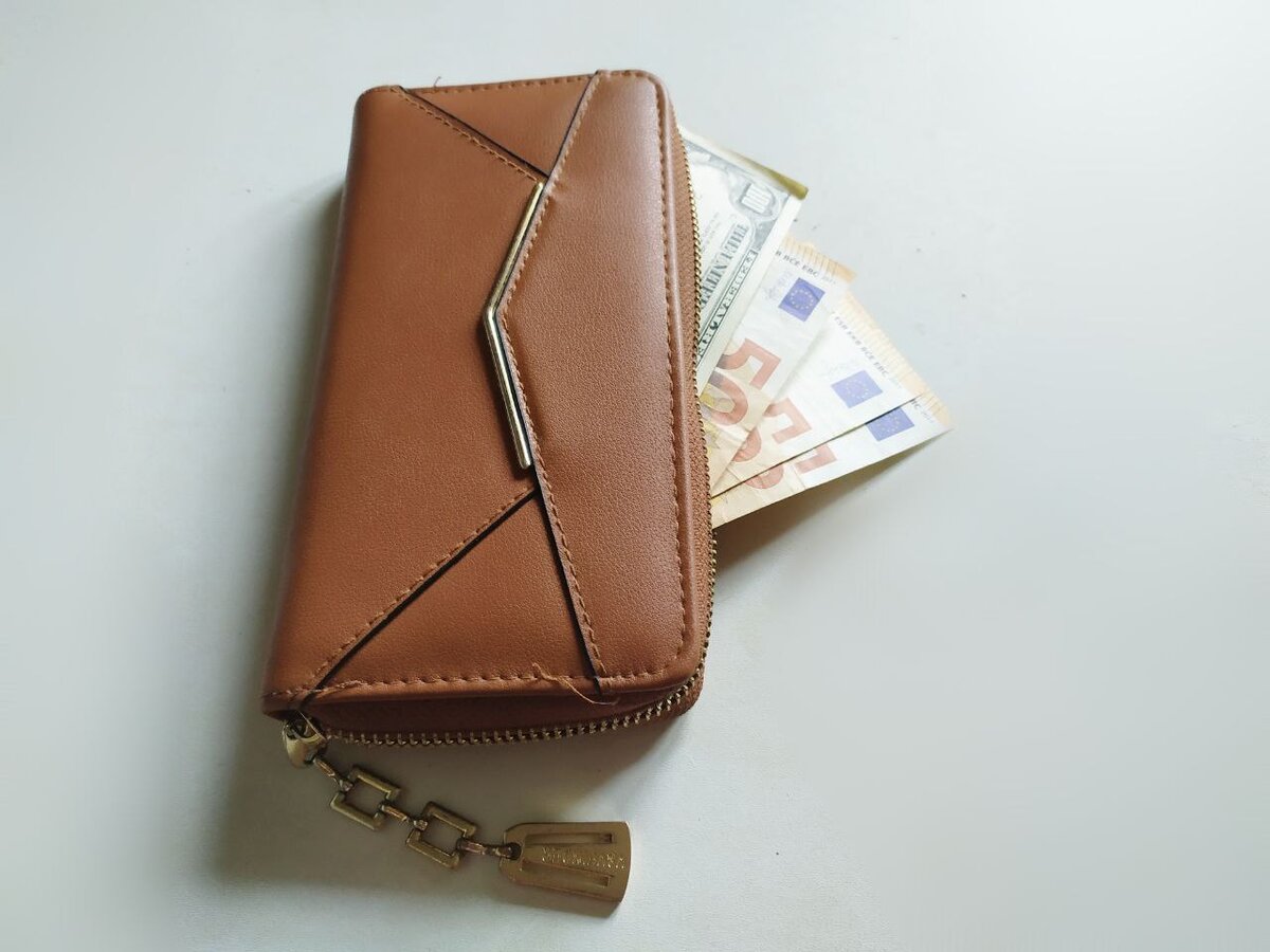 Чтоб кошелек весь год не пустовал, ставьте и убирайте ёлку в «правильные» даты