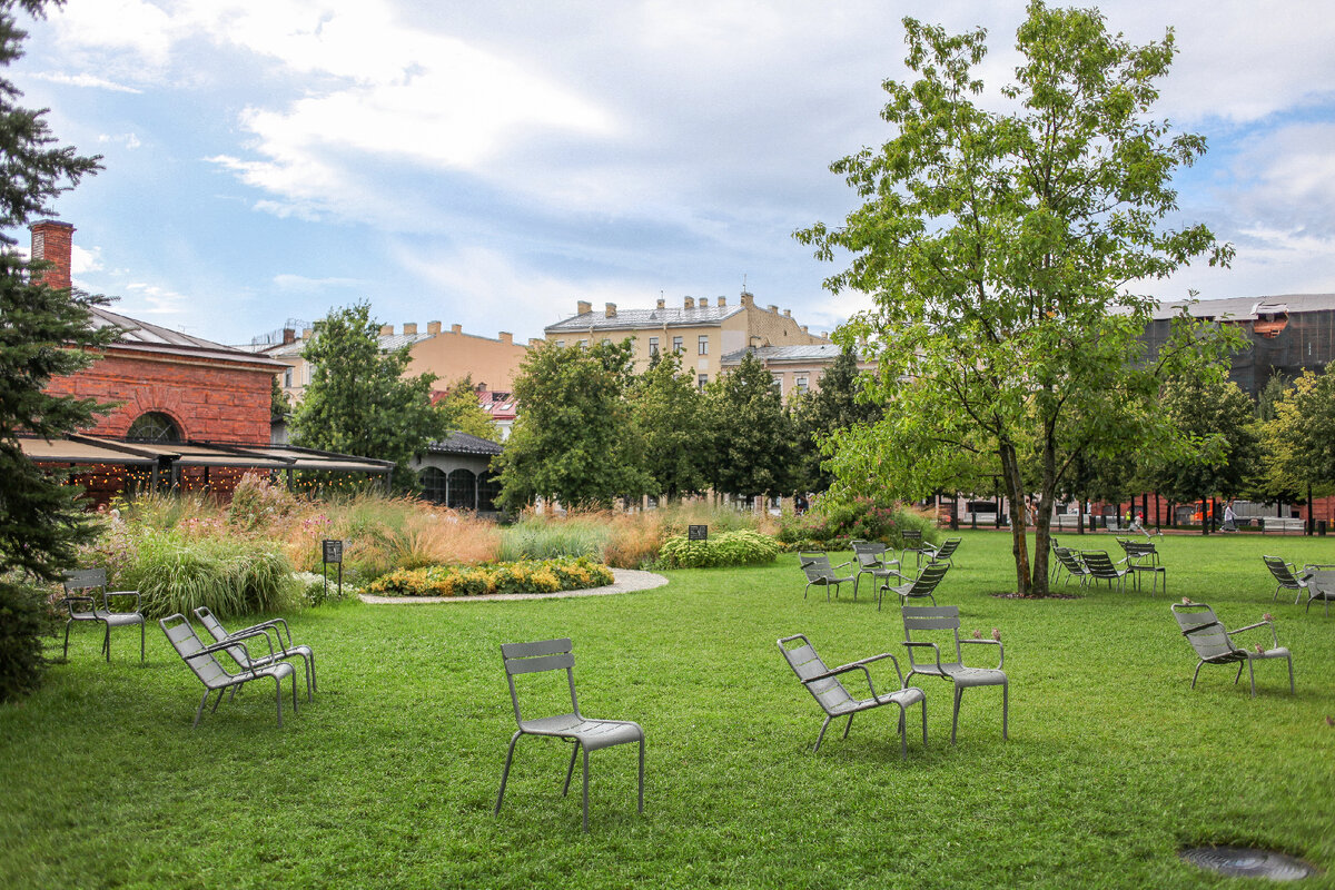 Площадка для отдыха в Новой Голландии после дождя. Через 5 минут все стулья снова будут заняты.