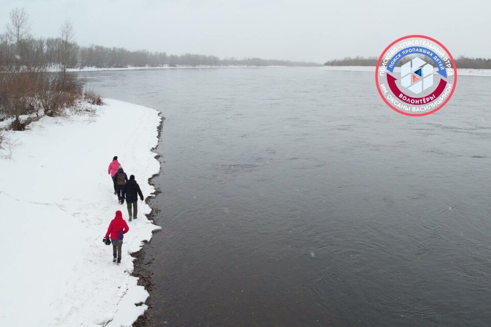    Волонтеры и полиция осматривают берег и акваторию Енисея. Фото: «Поиск пропавших детей» им. Оксаны Василишиной