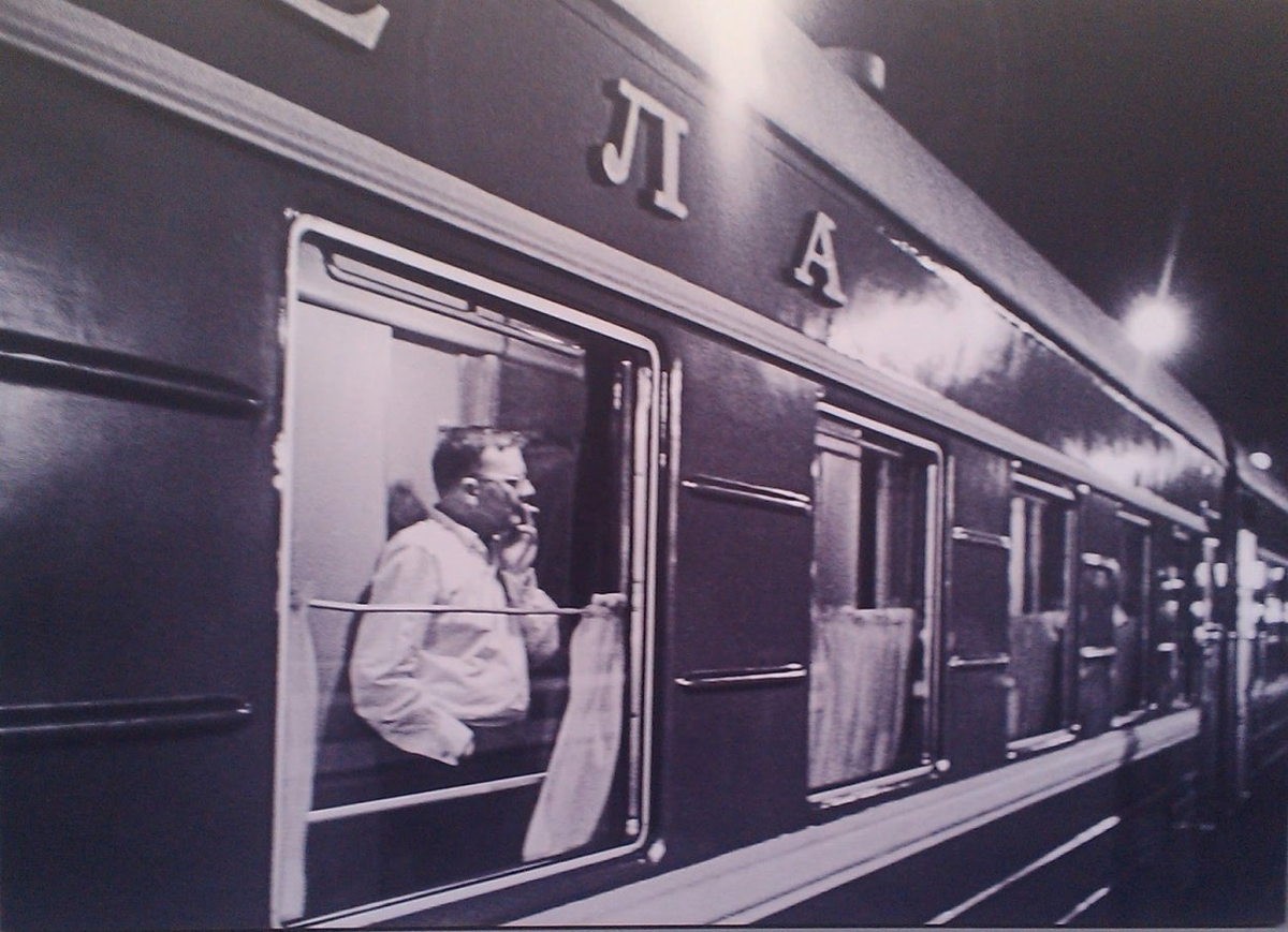 Поезд "Красная стрела". Источник фото: https://maina.club/57761-poezd-krasnaja-strela-kupe.html