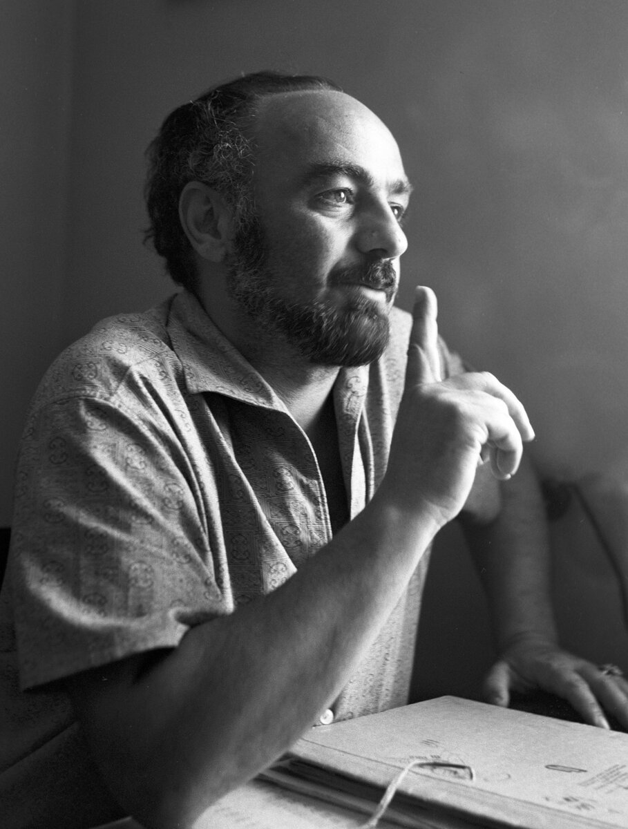    После окончания школы Параджанов устроился на местную фабрику «Советская игрушка» / РИА Новости