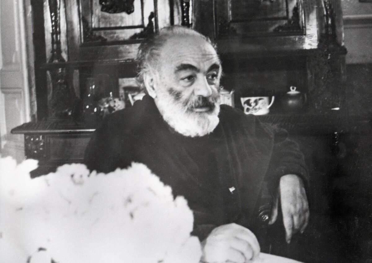    В 1943 году будущий режиссёр поступил на вокальный факультет Тбилисской консерватории, а в послевоенные годы перевёлся в Московскую государственную консерваторию, где продолжил обучение / Legion-Media