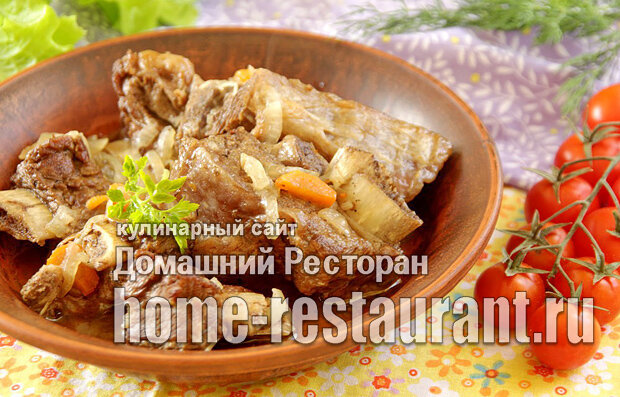 Свиные ребра, тушенные с овощами и зеленью