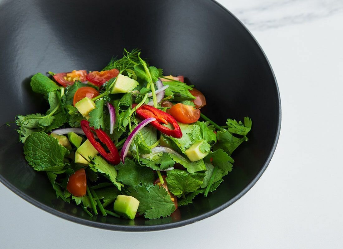 Салат из трав и авокадо от «ёКейтеринг» за 760 ₽