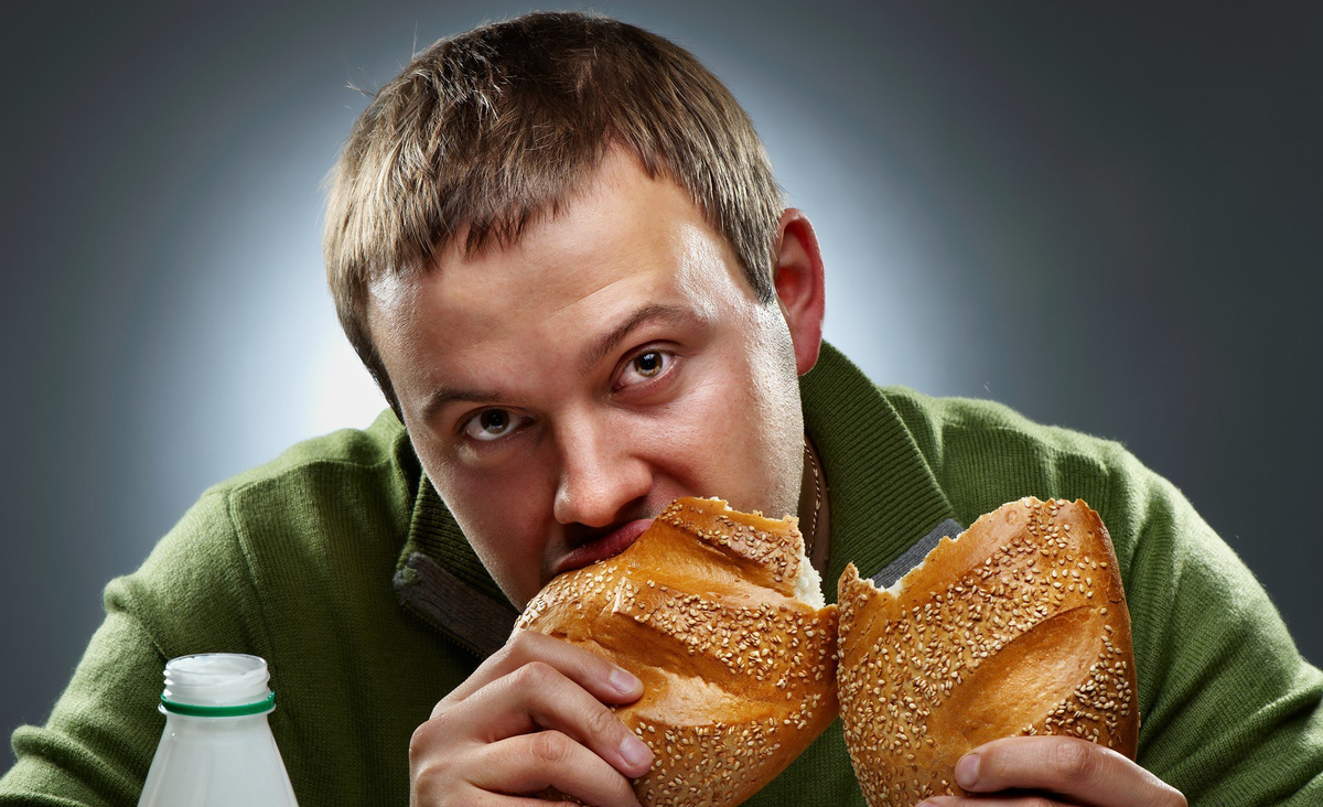 человек кушает хлеб