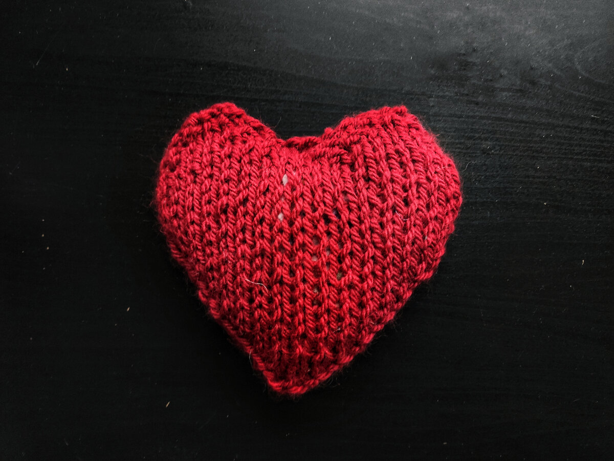 Клубок сердечко. Мультяшный клубок со спицами. Клубок со спицами сердечко. Вязаное сердце на белом фоне. Связанные сердца рисунок.