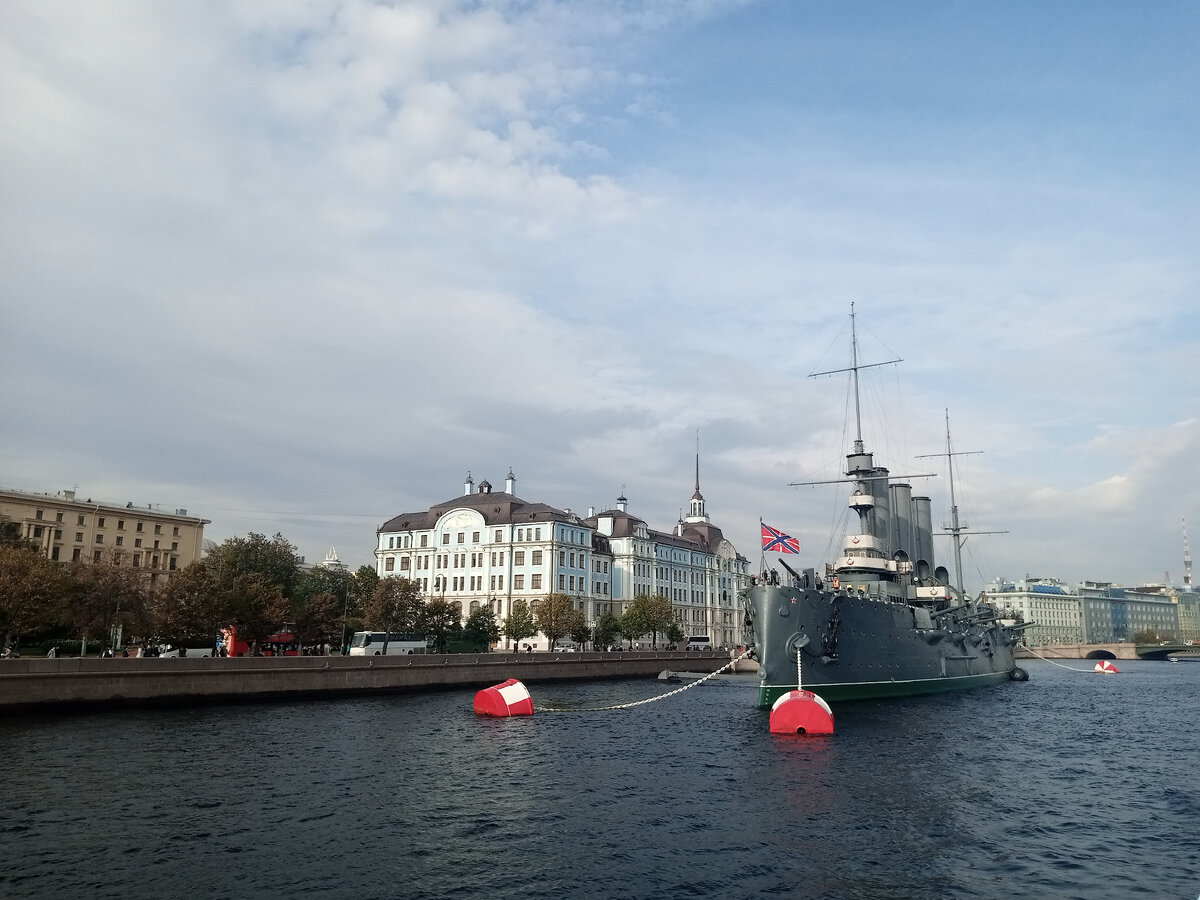 На корабль билет дороже жетона метро, но это того стоит. 