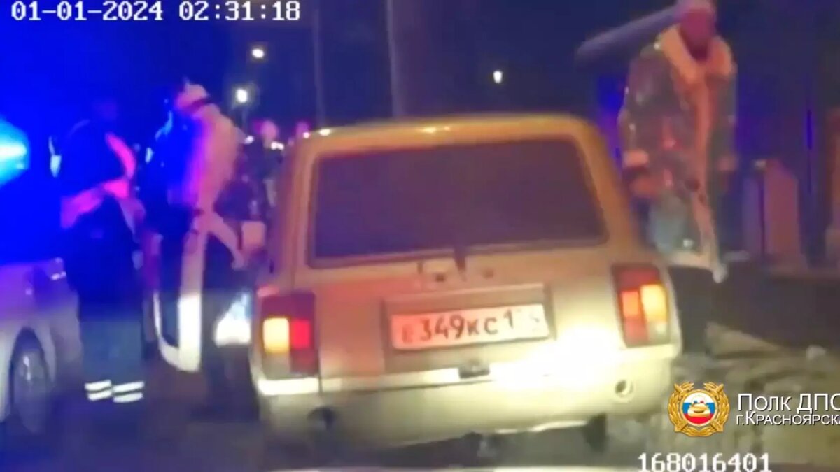     В Красноярске инспекторы через два часа после боя курантов задержали пьяного Деда Мороза за рулем «Жигулей». Он был в компании Снегурочки.