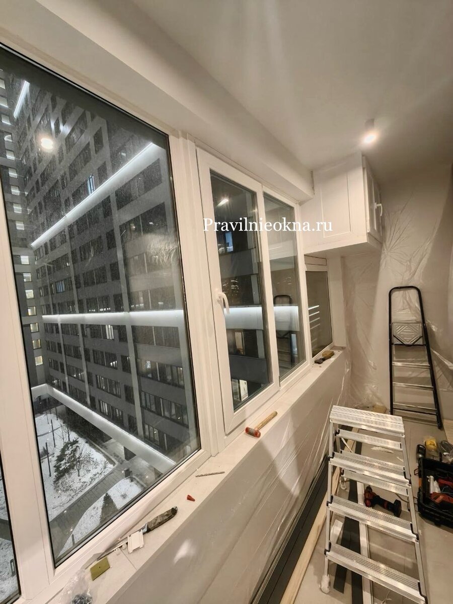 Здесь часть вентиляционной решетки от застройщика закрыли стеклопакетом, так как она не будет использоваться внешним блоком. ЖК СИМВОЛ.