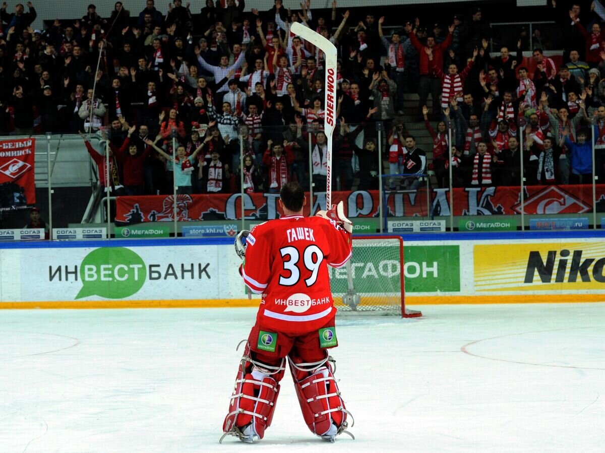    Доминик Гашек и болельщики "Спартака"© Фото : Пресс-служба ХК "Спартак"