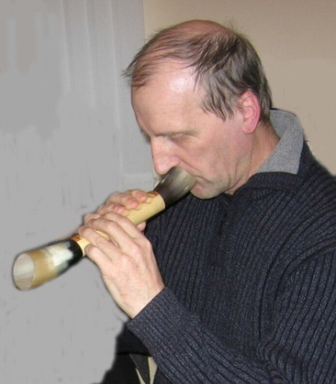 Н.Старостин с реконструированным хорнаем. Уфа, 2005 г.