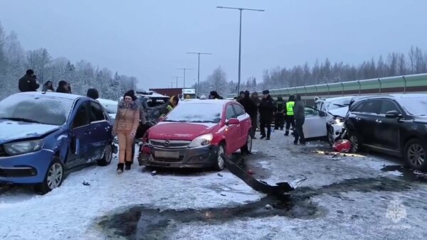 Фото: Пресс-служба МЧС РФ. Место автомобильной аварии на трассе М-11 в Новгородской области.