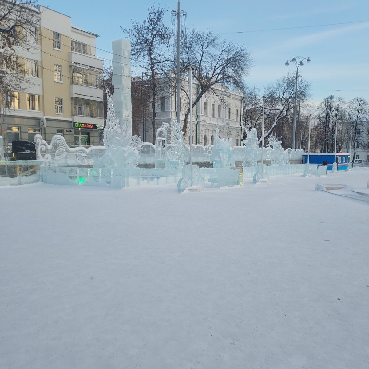 Вечеринка в разгаре. Смешные люди на заднем плане. Испортить вечеринку. Вечеринка алкоголь. Cupsize как испортить вечеринку.