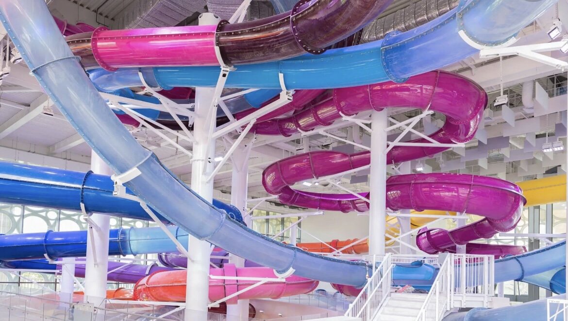 Дети в аквапарке. Девушка на круге в бассейне. Аквапарк виктория самара дискотеки 2006. Хочу в аквапарк. Люди купаются в бассейне.