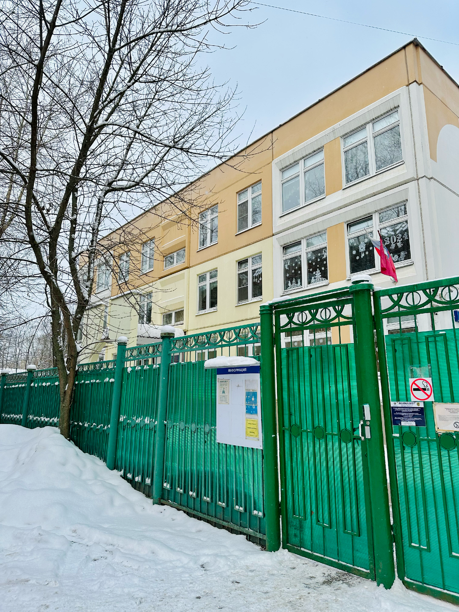 Не помню
, как раньше выглядело здание сада, но мама говорит, тут стояли одноэтажные бараки.