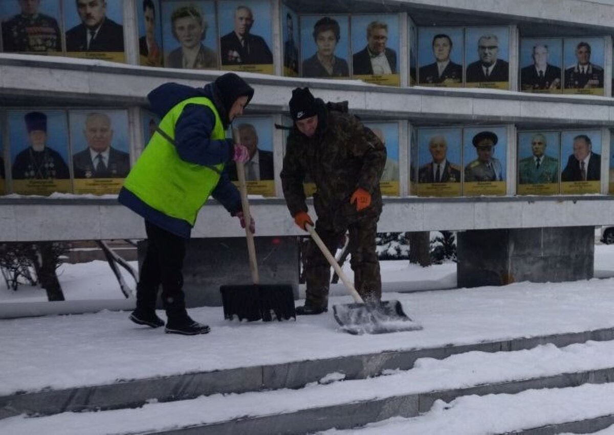    В Курске продолжается уборка парков и скверов