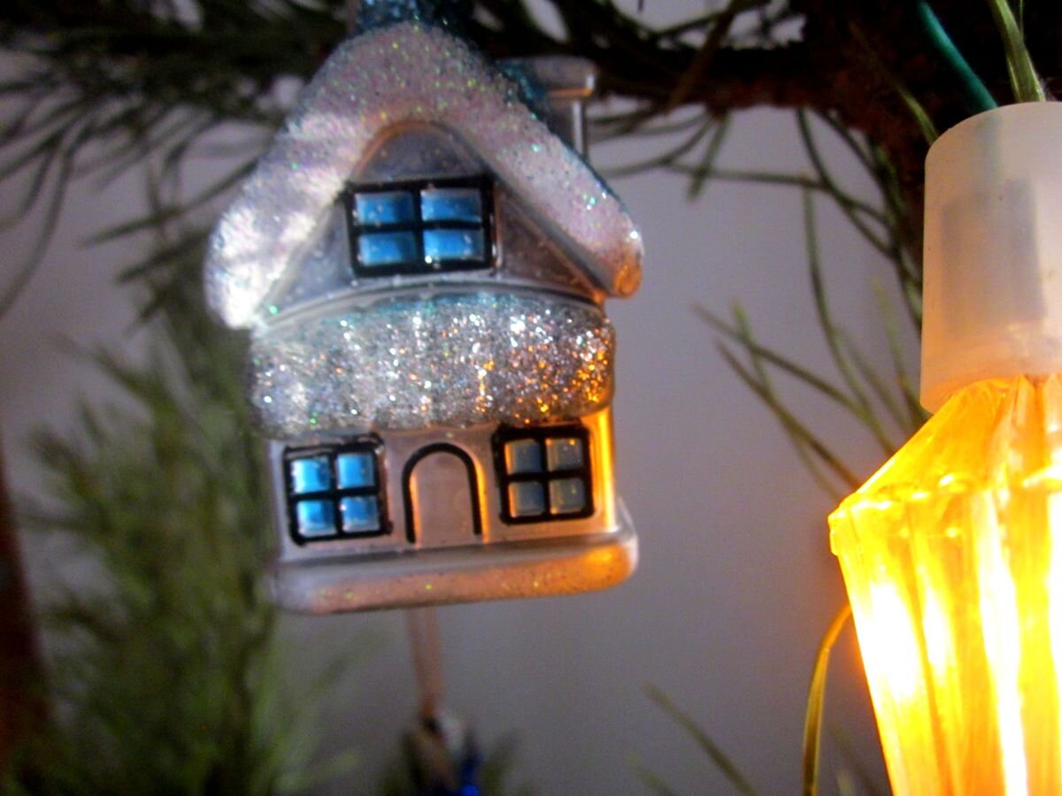 Собственное фото автора. МЕТЕЛИЦЕЙ ПРИПОРОШЁННЫЙ ДО КРЫШ,  СВЕРКАЛ ОН КАЖДЫМ КРИСТАЛЛИКОМ...