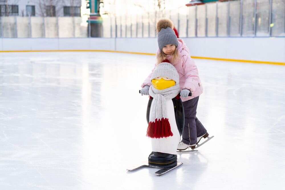 Фото: shutterstock.com/ru/image-photo/little-girl-skating-on-ice-rink-2226416895