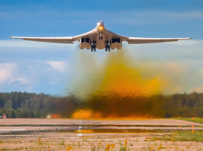 Авиатопливо Т-8В азотируют. Сгорающие соединения азота придают выхлопу жёлтый цвет на форсажном режиме. Фото с сайта https://russianplanes.net/