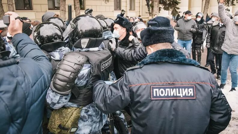     В УМВД по Тюменской области рассказали о причинах визита представителей силовых структур в дом на улице Александра Федоровича. Как оказалось, в одной из квартир произошел жуткий бытовой конфликт.