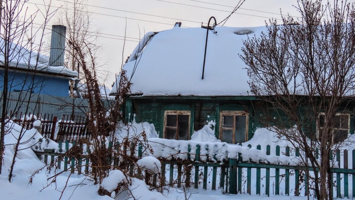 Здесь, когда - нибудь, возможно и снесут. Писать особо о тут нечего Просто красивый день и домики не загораживали обзор)