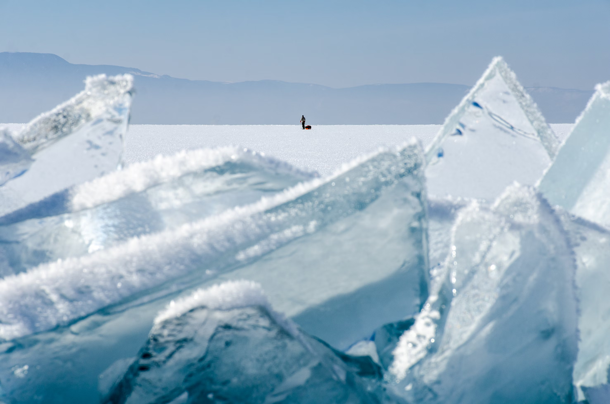 Торосы — гигантские нагромождения обломков льдин, на которых очень любят делать необычные кадры туристы.