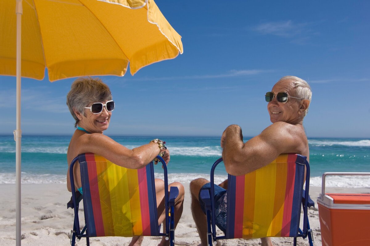 Путешествующая бабушка. Старики на отдыхе. Пожилые люди отдыхают. Пожилые люди на пляже. Пенсионеры на море.