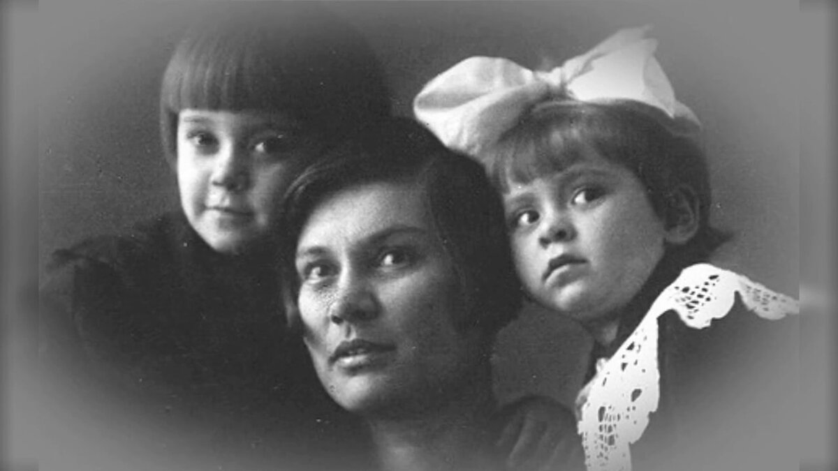 Володя, Ксения Платоновна и Таня Вассоевич за несколько лет до войны.