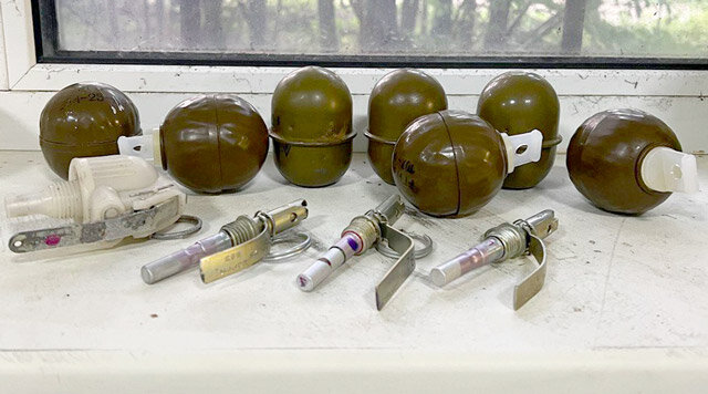 Наступательные гранаты: РГД-5 и РГН, плюс запалы к ним (фото из открытых источников)