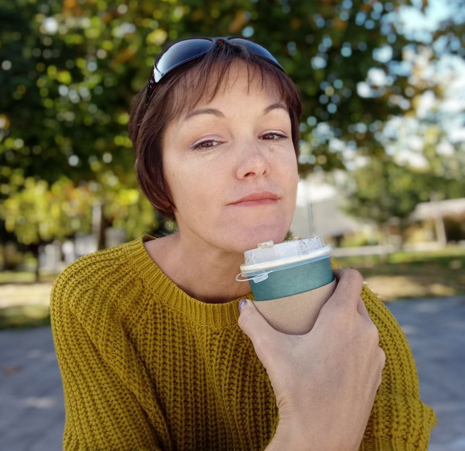 Вы читаете в парках? Я - нет. Потому что мне там всё интересно, я смотрю на людей, слышу разговоры, реагирую на всё. Но в автобусе я читать могу спокойно, и даже нужную остановку могу проехать. Дело привычки)