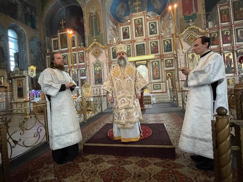 Митрополит Иосиф совершил Божественную литургию в Воскресенском соборе ...