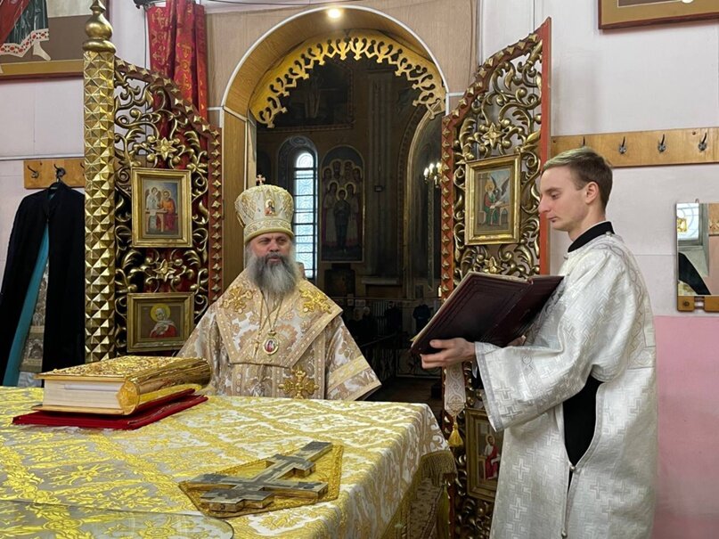 Митрополит Иосиф совершил Божественную литургию в Воскресенском соборе ...