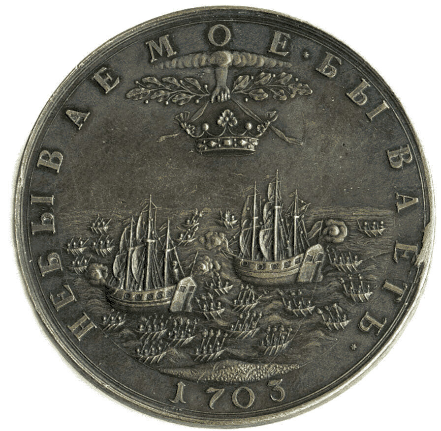 Медаль эпохи Петра из каталога Дьякова. Сверху медали изображен образ: Рука Божья исходящая из облака и простирающаяся вниз, чтобы благословить свой народ. Символы постепенно нзаменяются на понятные образы.