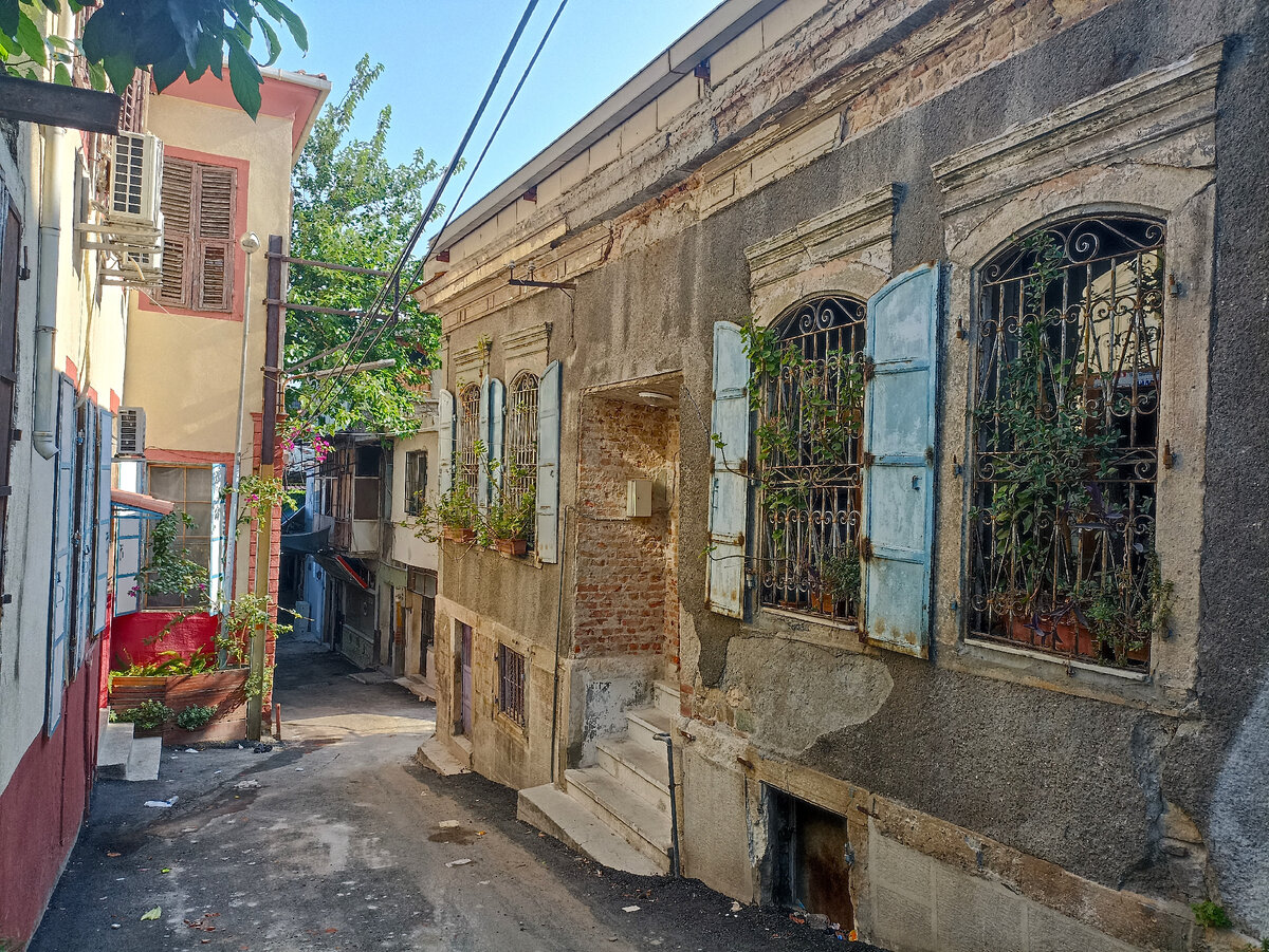 Аутентичная улочка Измира. Где-то рядом я жила