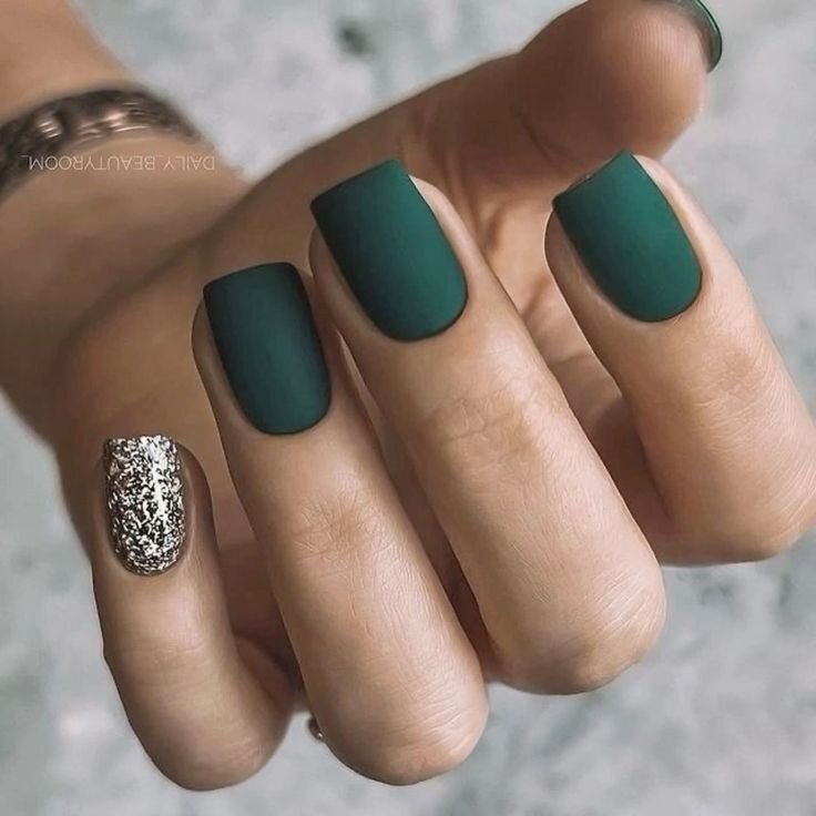 Шеллак зеленый с блестками. Зеленый зимний шеллак. Шеллак зеленый. Новогодние ногти со снежинками. Маникюр с елкой.