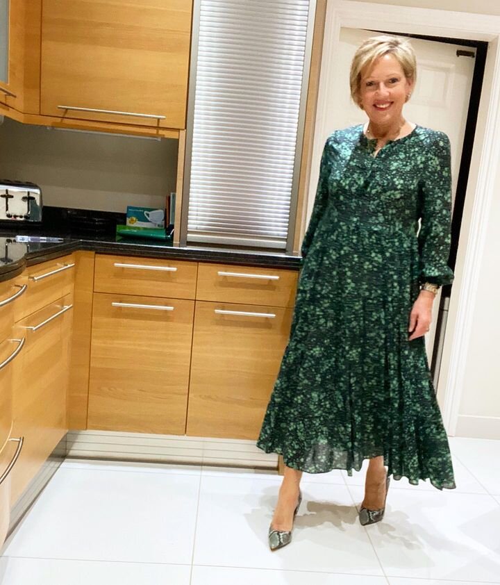 нарядные платья для полных женщин. плятая для женшень 50лет. праздничное платье для женщины. лавира платье венера. платье венера красный лавира.