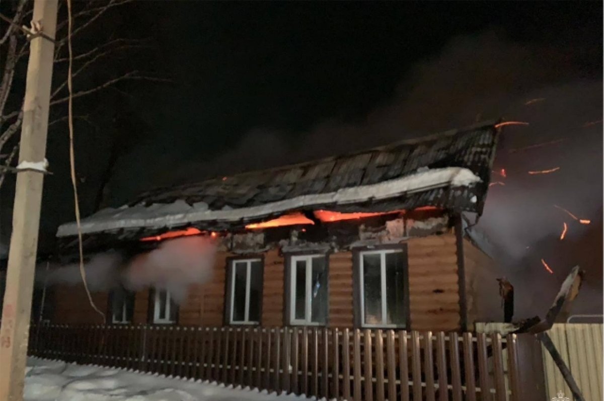    Пожар уничтожил дом и надворные постройки на площадь 130 квадратных метров.