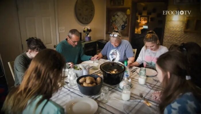 Скриншот из документального фильма «Реальная история 6 января, часть 2: долгая дорога домой».