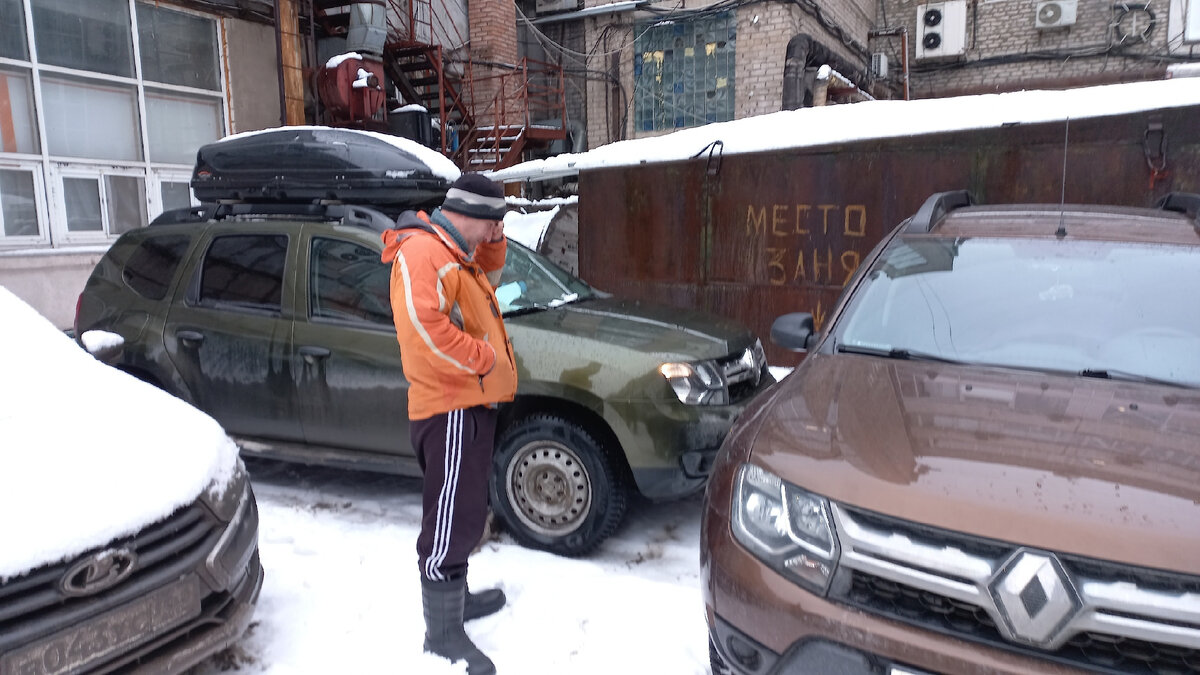 Ехать или не ехать? Наш Дастер слева. 