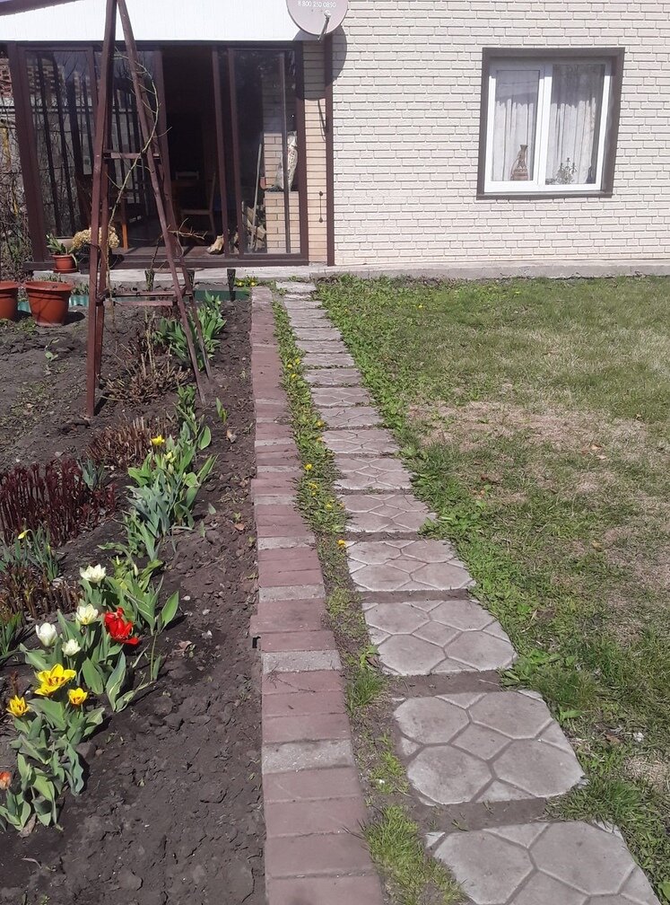 Вдоль дорожек сад расчищается в первую очередь