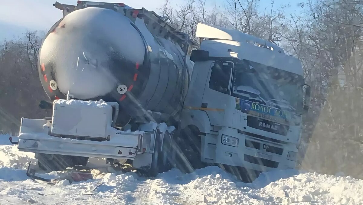     В Ростовской области причиной пробок на М-4 «Дон», по мнению водителей, стали фуры и водители-гонщики, об этом сообщил местный Telegram-канал.