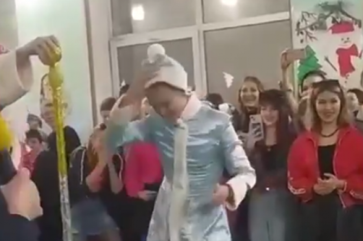    Краснодарская школа объяснила сценку с мальчиком в роли Снегурочки