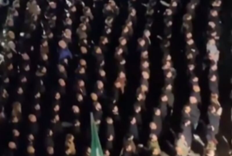   Мужчины стояли рядами. Иллюстрация: соцсети, стоп-кадр видео