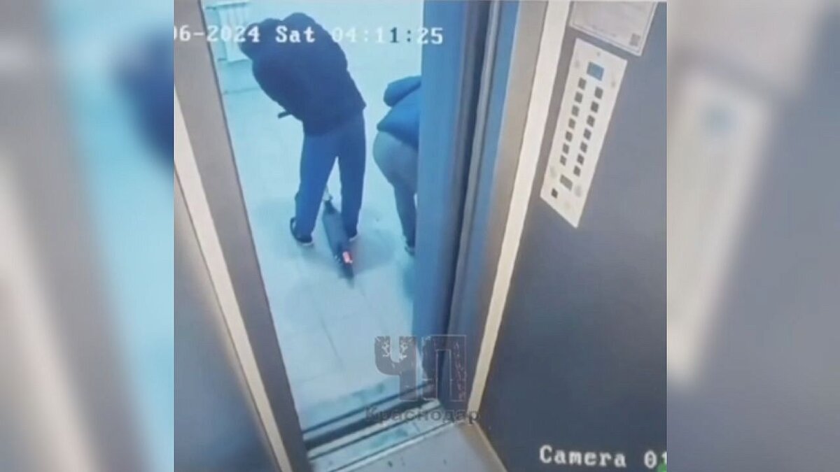    Полиция Краснодара разыскивает предполагаемых воров детских самокатов. Фото: t.me/chp_krd