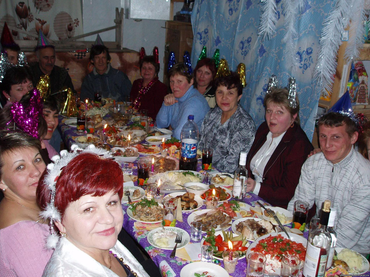 В гостях у родственницы. Застолье с родственниками. Новогоднее застолье. Деревенское застолье.