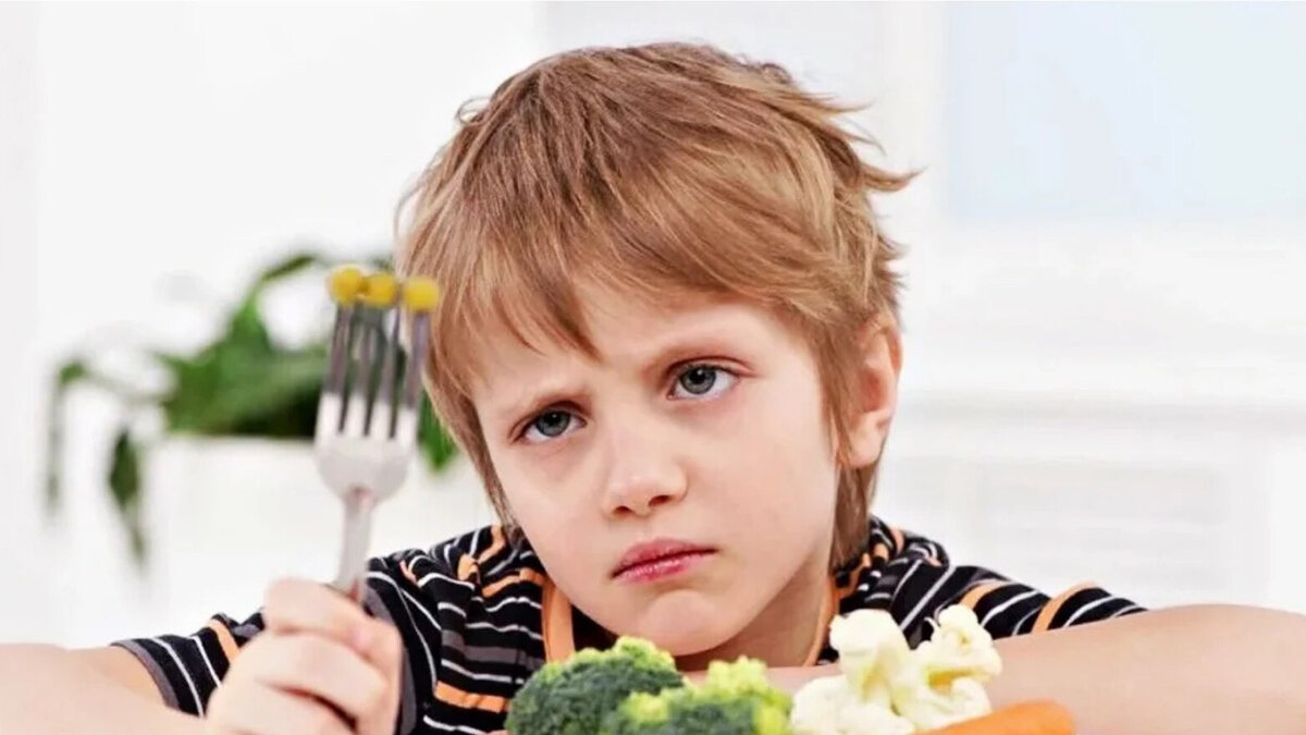 Еда для детей. Дети за столом. Подростки и еда. Ребенок не ест. Невкусный мир