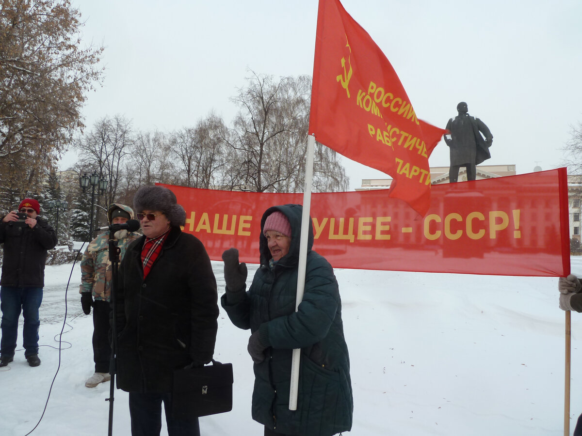 А.К. Черепанов у микрофона 30 декабря 2023 г. собрание в честь 101-й годовщины создания СССР на Центральной площади г. Тюмени